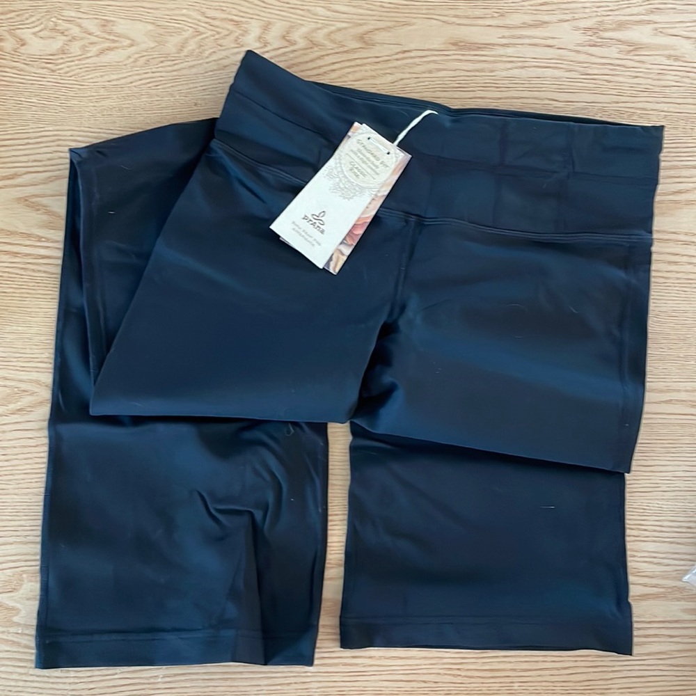 Prana Women’s yoga pants, size M, black